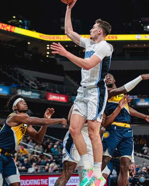 他在防守对 他在防守对